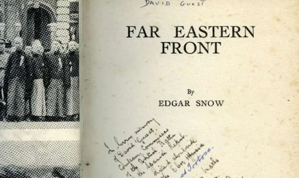 一位英国反法西斯青年教师牺牲后的遗物：斯诺著《远东前线》签名本